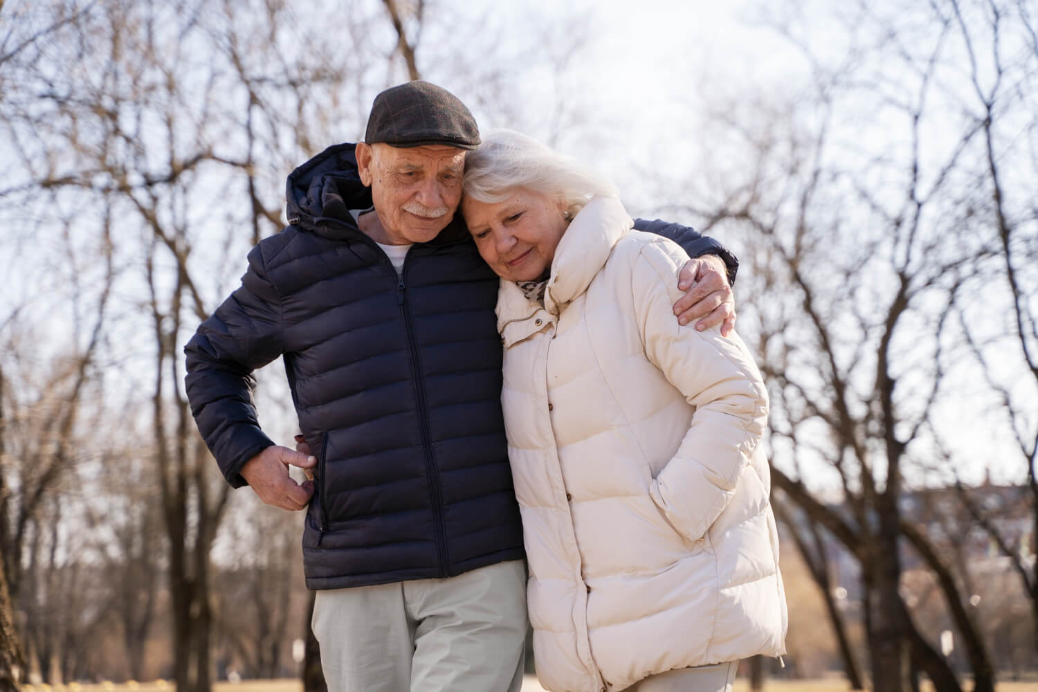 Twee oudere mensen doen aan dagelijks bewegen om artrose in bedwang te houden